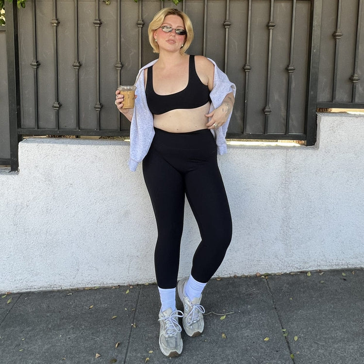  femme avec ensemble  de sport twins