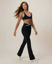  femme avec ensemble_yoga noir