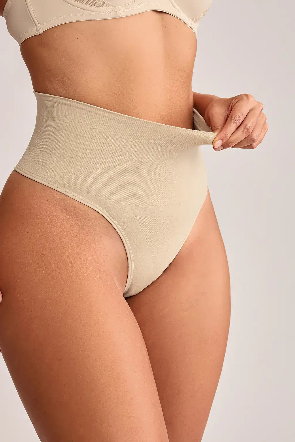 femme_culotte_gainante_beige_cote