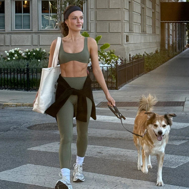 femme avec ensemble de sport twins