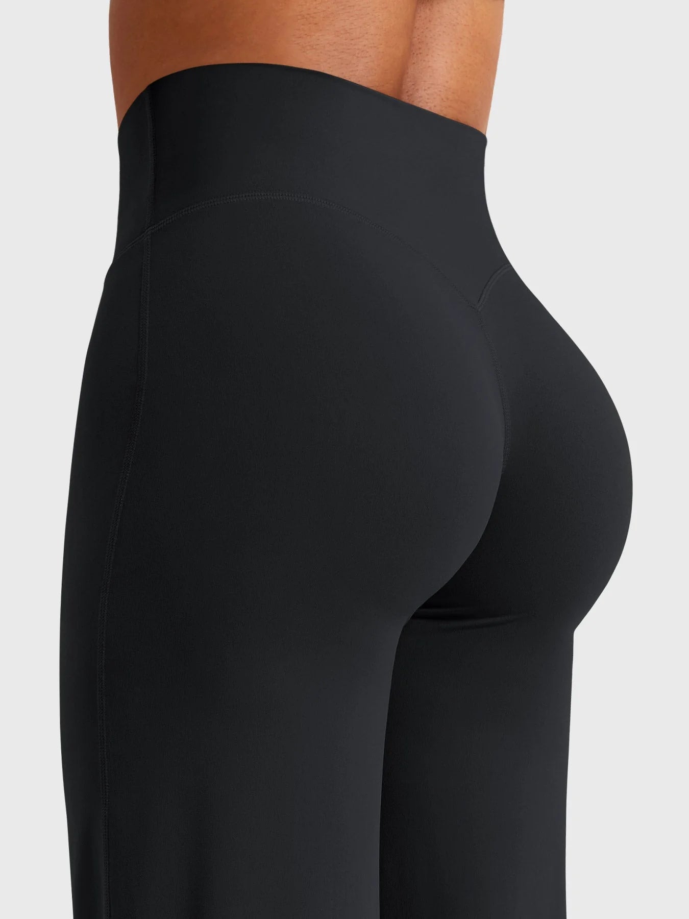 legging  noir patte d'éléphant  de dos